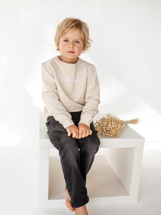 🍂🤎 OTISK DŮVĚRY 🤎🍂 Minimalistická mikina z kolekce OTISKY – pohodlí s osobním detailem. 🤎 . . #mollisbaby #detskamoda...