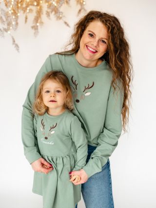 Vánoční kouzlo se dá zachytit i do stehu. ✨ Měkké mikiny a šaty s výšivkou jména — pro děti, které si přejí být součástí...